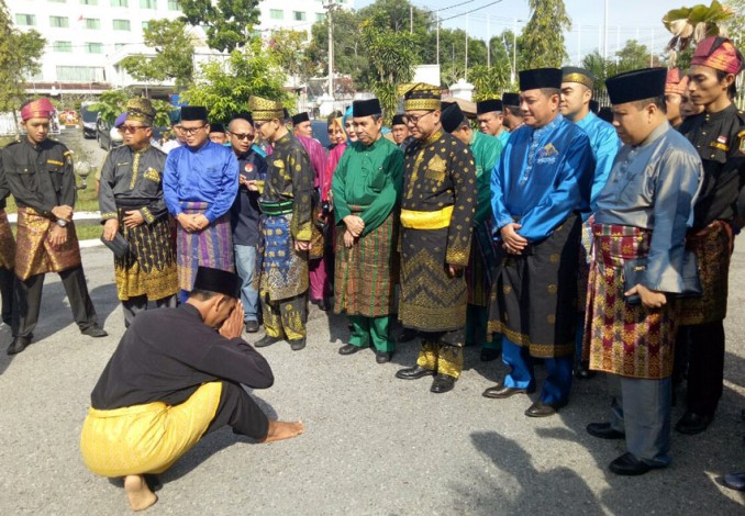 Tiba di LAM Riau, Ketua MPR RI Disambut Silat Tradisional Melayu