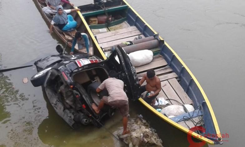 Mobil Minibus Jenis CRV Terjun ke Sungai Kampar, Korban Alami Patah Bahu