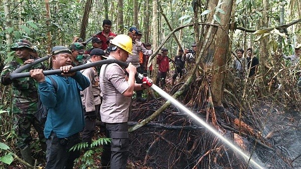 Kapolda Riau Ikut Padamkan Karhutla di Bengkalis
