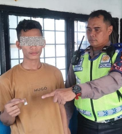 Diberhentikan Polisi karena Tak Pakai Helm, Pengendara di Pekanbaru Kedapatan Bawa Sabu