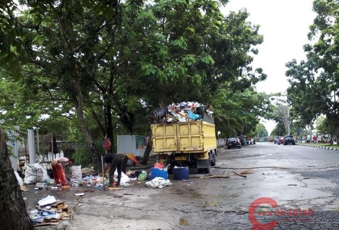 Jalan Diponegoro Dijadikan Tempat Bongkar Muat Sampah, Begini Reaksi DPRD Pekanbaru