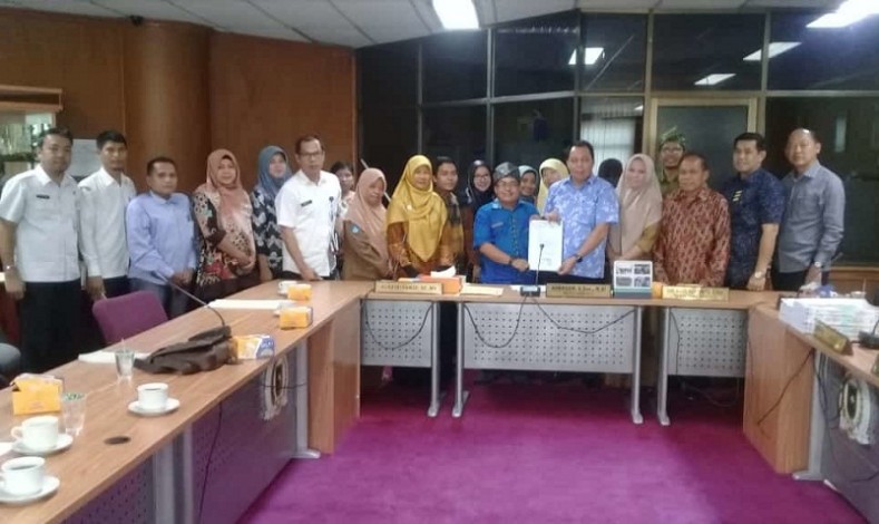 Guru Honorer Adukan Gaji Kecil dan THR ke DPRD Riau