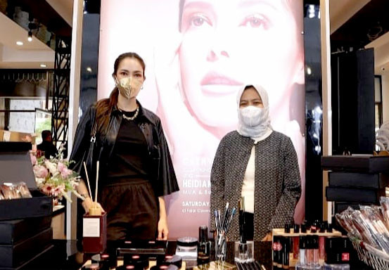 SADA by Cathy Sharon Gelar Meet & Greet Serta Exclusive Demo Make Up di Toko Fajar Cosmetic Pekanbaru