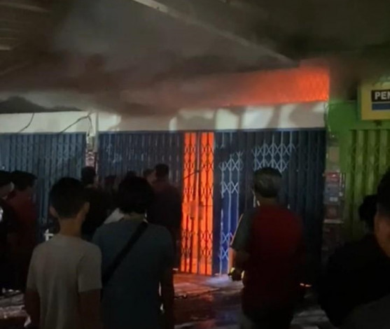Ruko 2 Lantai di Jalan Paus Pekanbaru Terbakar