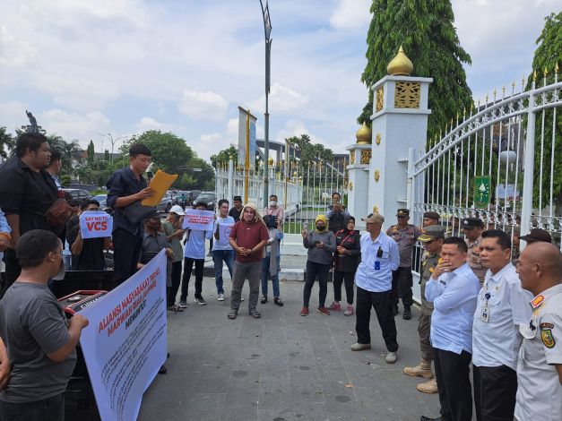 Puluhan Masyarakat Unjuk Rasa di Kantor Gubernur Riau Terkait Kasus VCS Diduga Sekda Rohil