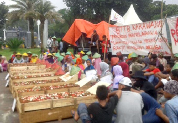Tuntut Keadilan Jokowi, Ratusan Petani Telukjambe Bertahan Aksi Kubur Diri