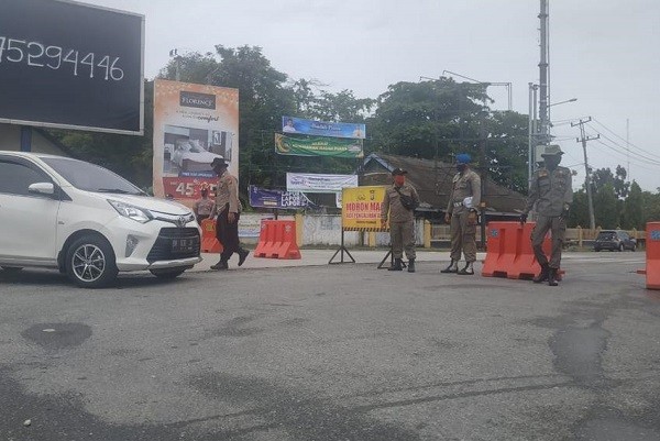 Polresta Pekanbaru Lakukan Penyekatan, Pengendara Tetap Terlihat Melintas di Jalan Sudirman