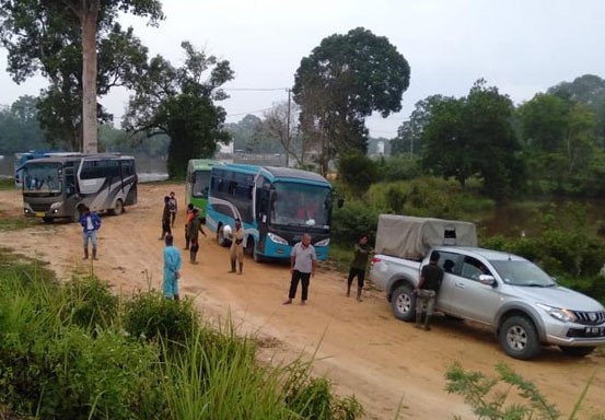 6 Bus Pengangkut Karyawan PT GSI di Langgam Disuruh Putar Balik oleh Warga