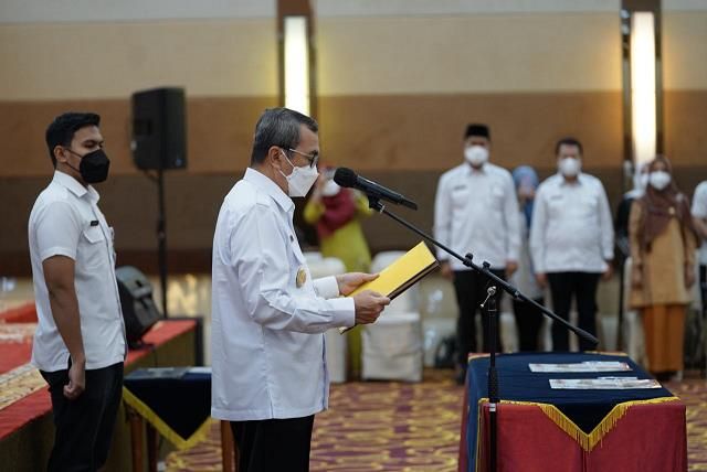 Lantik 323 PNS dan Pejabat Fungsional Pemprov Riau, Ini Penegasan Gubri
