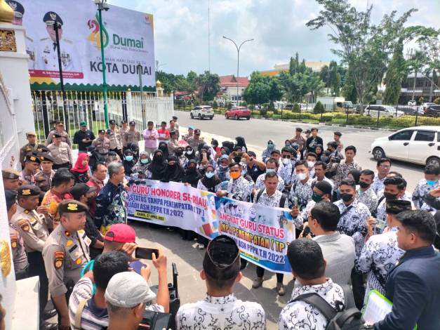 Puluhan Guru di Riau Unjuk Rasa Minta Diangkat Jadi PPPK