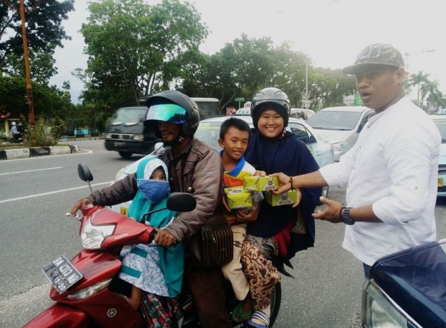 IPPMI Riau Bagi-bagi Takjil Buka Puasa di Purna MTQ