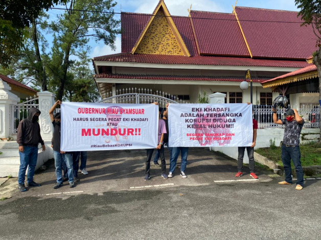 Gelar Aksi di Samping Kediaman Gubri, GPMPK Kembali Minta Syamsuar Copot Kabag ULP Riau