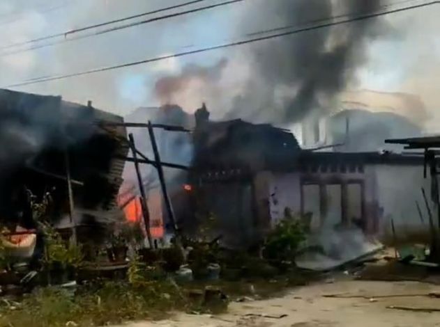 BREAKING NEWS: Bengkel dan 2 Rumah di Parit Indah Pekanbaru Kebakaran