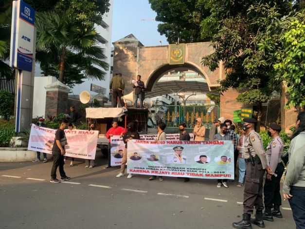 Tuding Tak Mampu Ungkap Kasus Korupsi Dana Hibah Siak, Mahasiswa Minta Kejagung Copot Kajati Riau