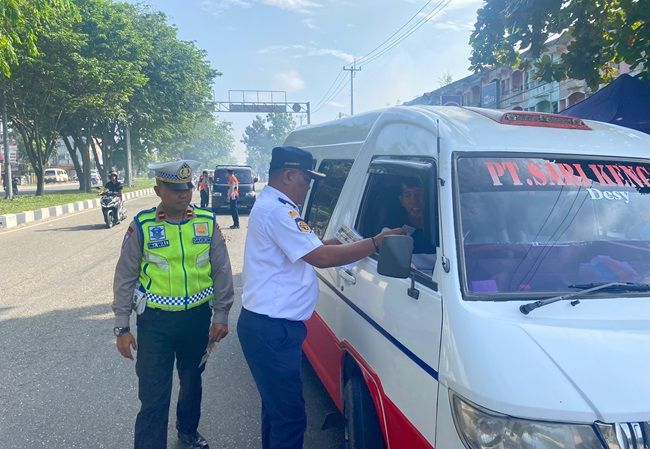 Razia Gabungan di Pekanbaru, Satu Unit Bus Pariwisata Dikandangkan