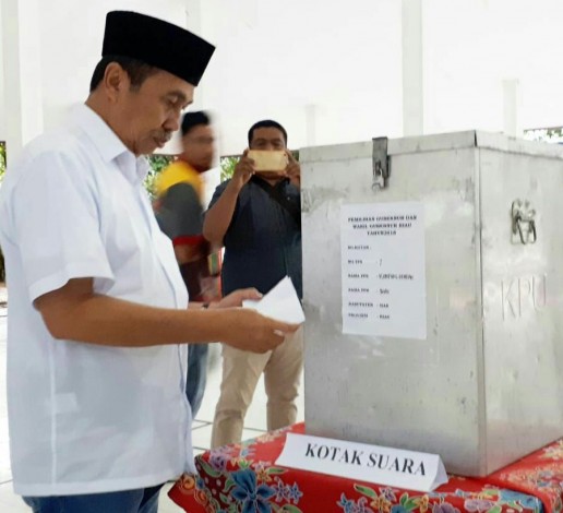 Nyoblos Didampingi Anak Istri, Syamsuar Pemilih Pertama di TPS 1 Kampung Rempak