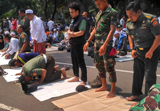 Gelar Salat Berjemaah, Aparat TNI Siapkan Karpet Dan Air Wudu Untuk Massa Aksi Kawal MK