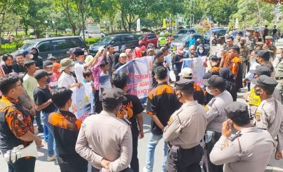 Forum Umat Pekanbaru dan Satuan Pelajar Mahasiswa (Sapma) Pemuda Pancasila Kota Pekanbaru meminta Pj Walikota Pekanbaru Muflihun gelar demo di depan Kantor Walikota Pekanbaru.