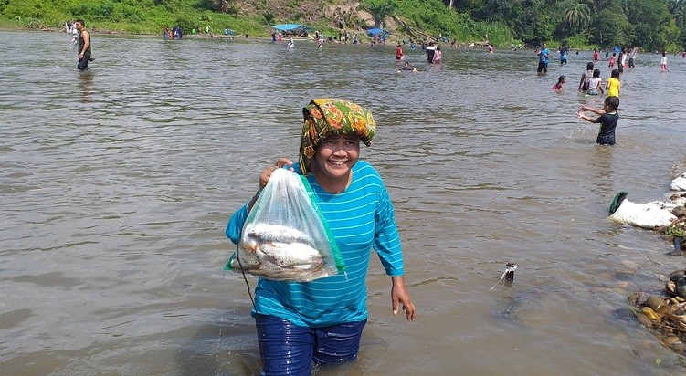 Serunya Ribuan Warga Mancokau Ikan di Desa Sibiruang, Kampar