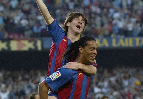 Demi Barcelona, Ronaldinho Bela-belain Memohon kepada Lionel Messi