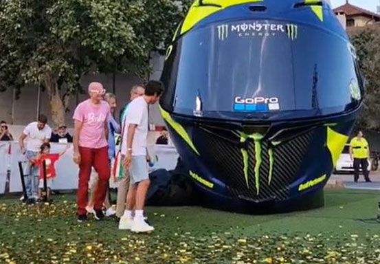 Buset, Ada Helm Valentino Rossi Setinggi 4 Meter: Diklaim Terbesar di Dunia