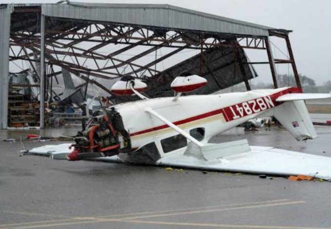 Ganasnya Badai Harvey, Pesawat pun Terbalik