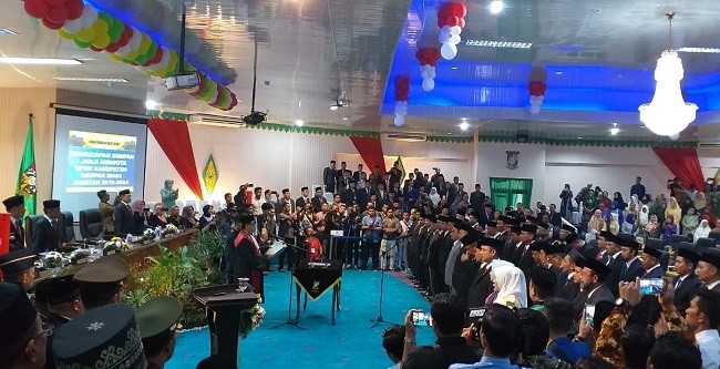 Suasana Haru saat Ahmad Fikri Serahkan Palu Sidang ke Ketua DPRD Kampar Sementara
