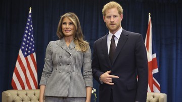 Makna Simbol Tangan Pangeran Harry untuk Melania Trump