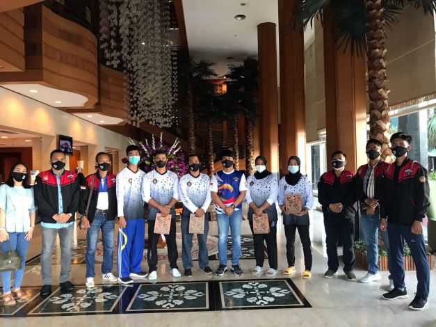 Dukung Atlet Berlaga di PON, Eagle Riau Taekwondo Berikan Jersey dan Masker