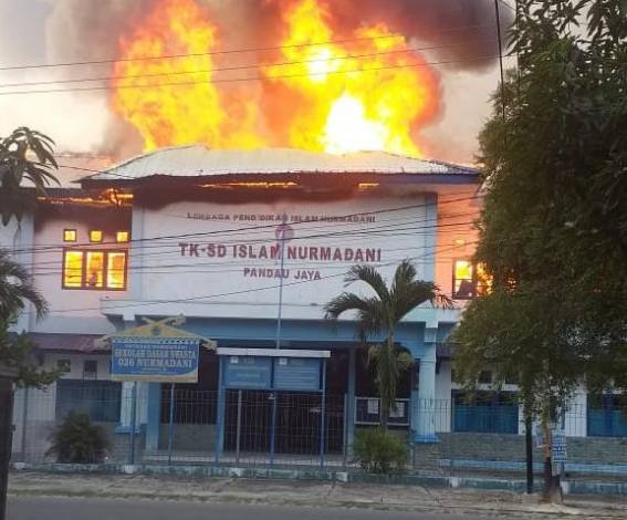 BREAKING NEWS! TK dan SD Islam Nurmadani di Pandau Jaya Kebakaran Hebat