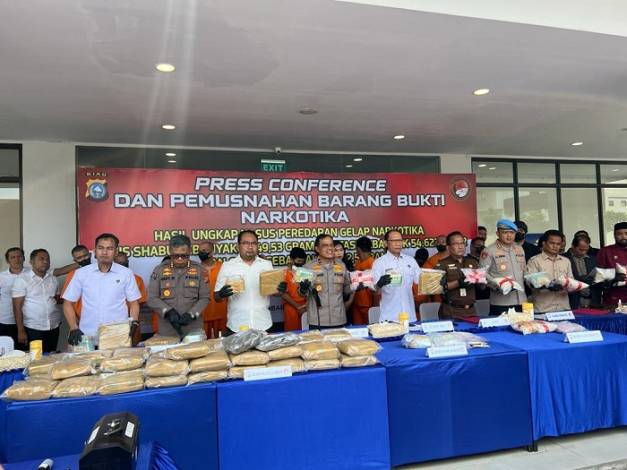 Polda Riau Tangkap 16 Tersangka Narkoba dan Sita 9,95 Kg Sabu, 54.633 Butir Ekstasi, serta 60,23 Kg Ganja