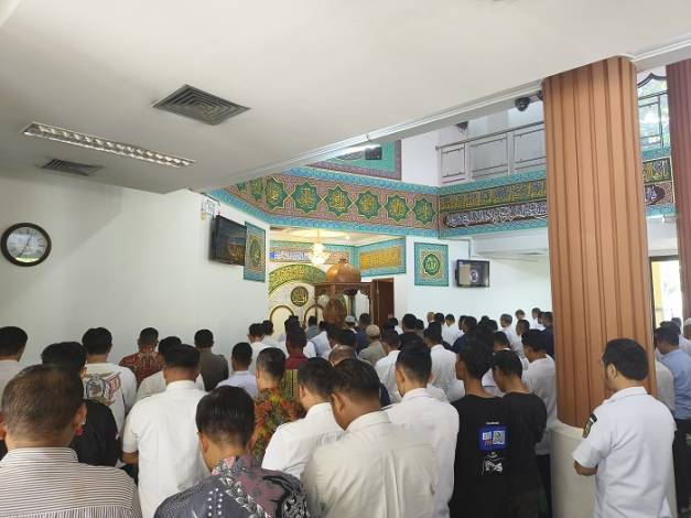 Ratusan Pegawai Pemprov Riau Salat Gaib untuk Almarhum Ichfa Zuhri