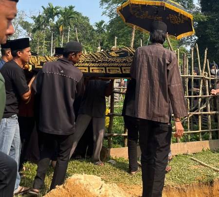 Jenazah Protokoler Terbaik Pemprov Riau Dikebumikan di Kampung Halaman