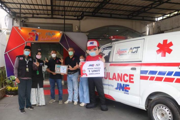 JNE Pekanbaru Salurkan 1 Unit Ambulans untuk Dukung Aksi Kemanusiaan di Riau