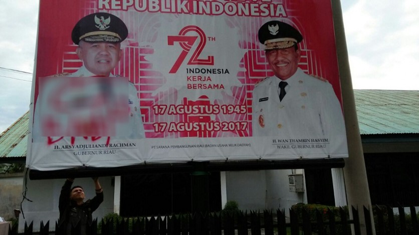 Baliho Gubernur Riau Dicoret dengan Tulisan dan Gambar Tak Senonoh