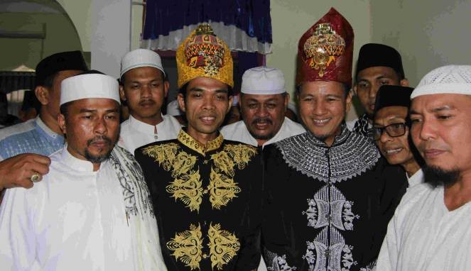 Di Aceh, Ulama Pakaikan Busana Adat ke Ustaz Somad