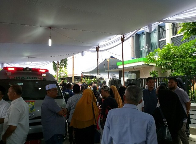 Tiba di Rumah Duka Jalan Punai, Jenazah Bupati Kampar Azis Zainal Disalatkan Warga