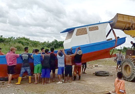 Septina Primawati Serahkan 14 Unit Kapal Tangkap Ikan Kepada Nelayan Inhil, Ini Data Penerimanya