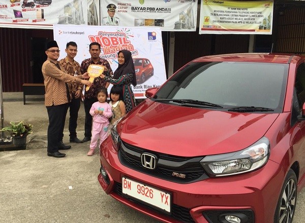 Rosnah Terima Hadiah Mobil dari BRK Capem Kotabaru