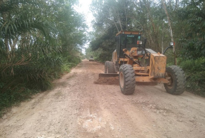 Perbaiki Akses Jalan Wisata Desa Petai Kuansing, PT RAPP Dukung Pariwisata Daerah