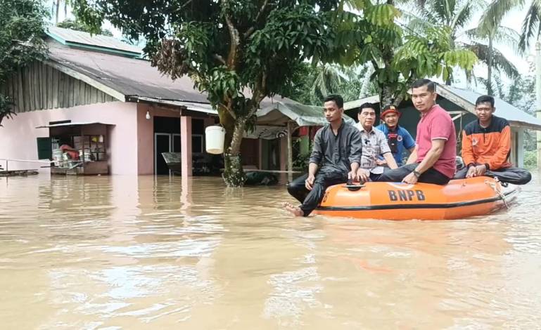 Prihatin Kampung Halaman Dilanda Banjir, Achmad Salurkan Bantuan Logistik ke Para Korban