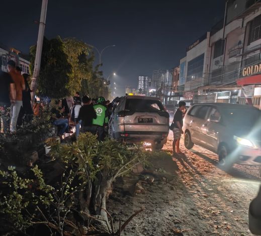 Hilang Kendali, Pajero Tabrak Pohon di Jalan Tuanku Tambusai Pekanbaru