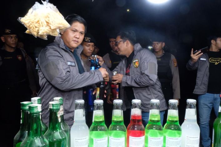 Razia Jelang Ramadan, Polda Riau Amankan Ratusan Botol Miras di Pekanbaru