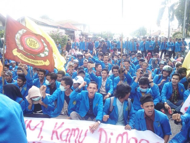 Protes Kenaikan Pertalite ke Pertamina, Mahasiswa UIR  Duduk di Jalan