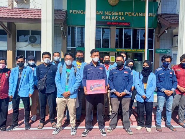 Serahkan 41 Ribu Petisi ke PN Pekanbaru, Mahasiswa Unri Minta Syafri Harto Dihukum Maksimal