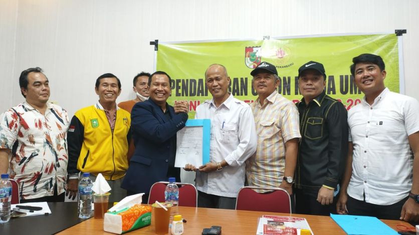 Rahmansyah Jadi yang Pertama Antarkan Formulir Pendaftaran Ketua KONI Pekanbaru