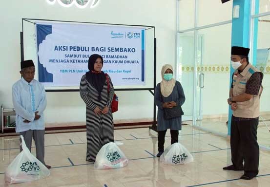 Dukung Ketahanan Pangan, YBM PLN Riau Bagikan 366 Paket Sembako ke Fakir Miskin