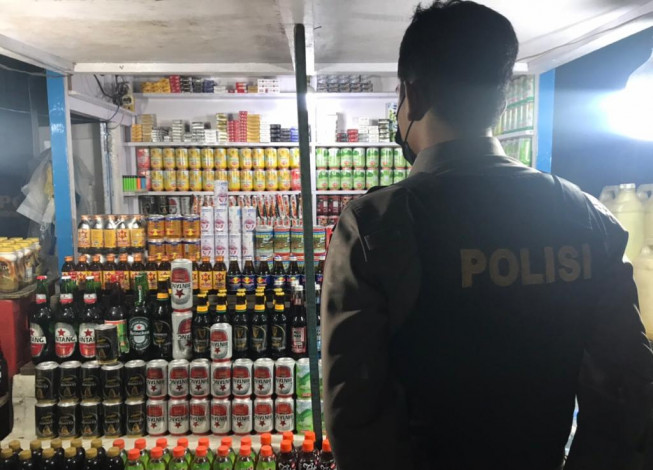 Polisi Sita Ratusan Botol Miras dari Warung Pinggir Jalan Pekanbaru