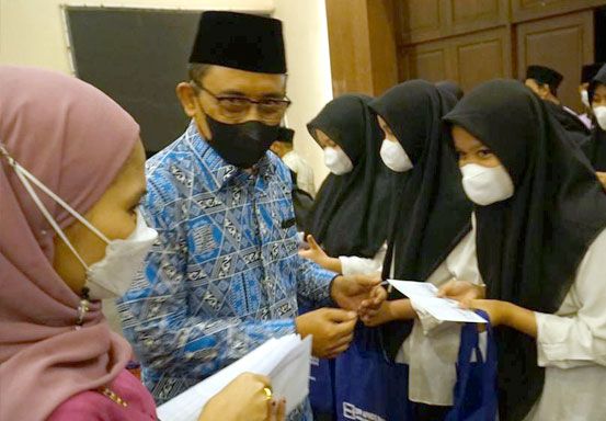 Silaturahmi dengan Gubri, Apindo Riau Santuni 100 Anak Yatim