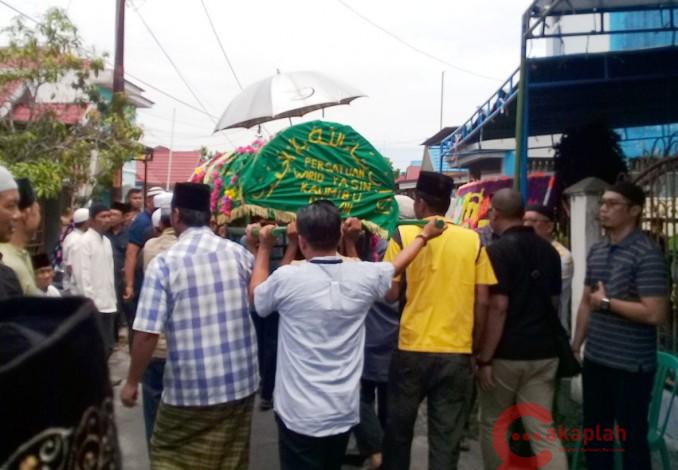 Keluarga dan Rekan Sejawat Antarkan Jenazah H Mulyadi ke Pemakaman